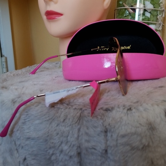 SOLD.   Betsey Johnson sunglasses - Picture 2 of 4